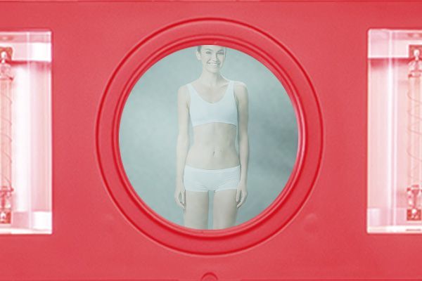 Il torso di una donna è visibile attraverso un cerchio rosso