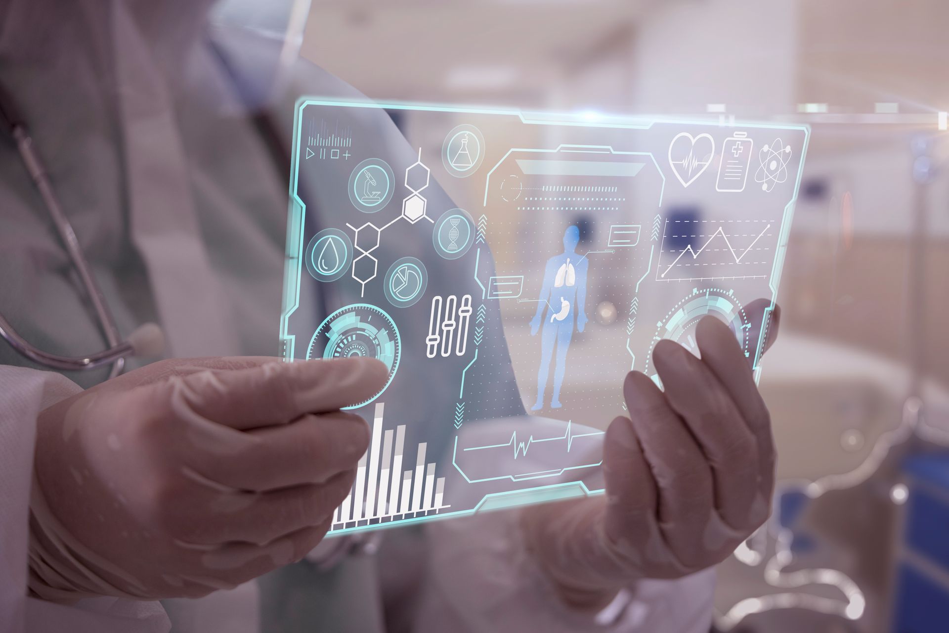 Un medico tiene tra le mani uno schermo futuristico.