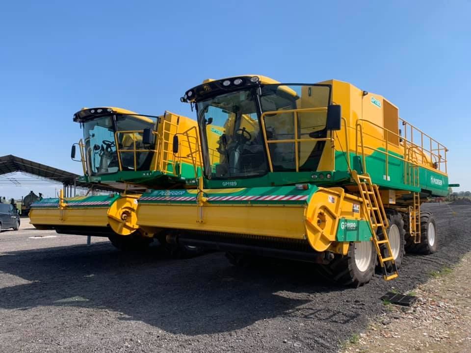 Due trattori gialli e verdi sono parcheggiati uno accanto all'altro