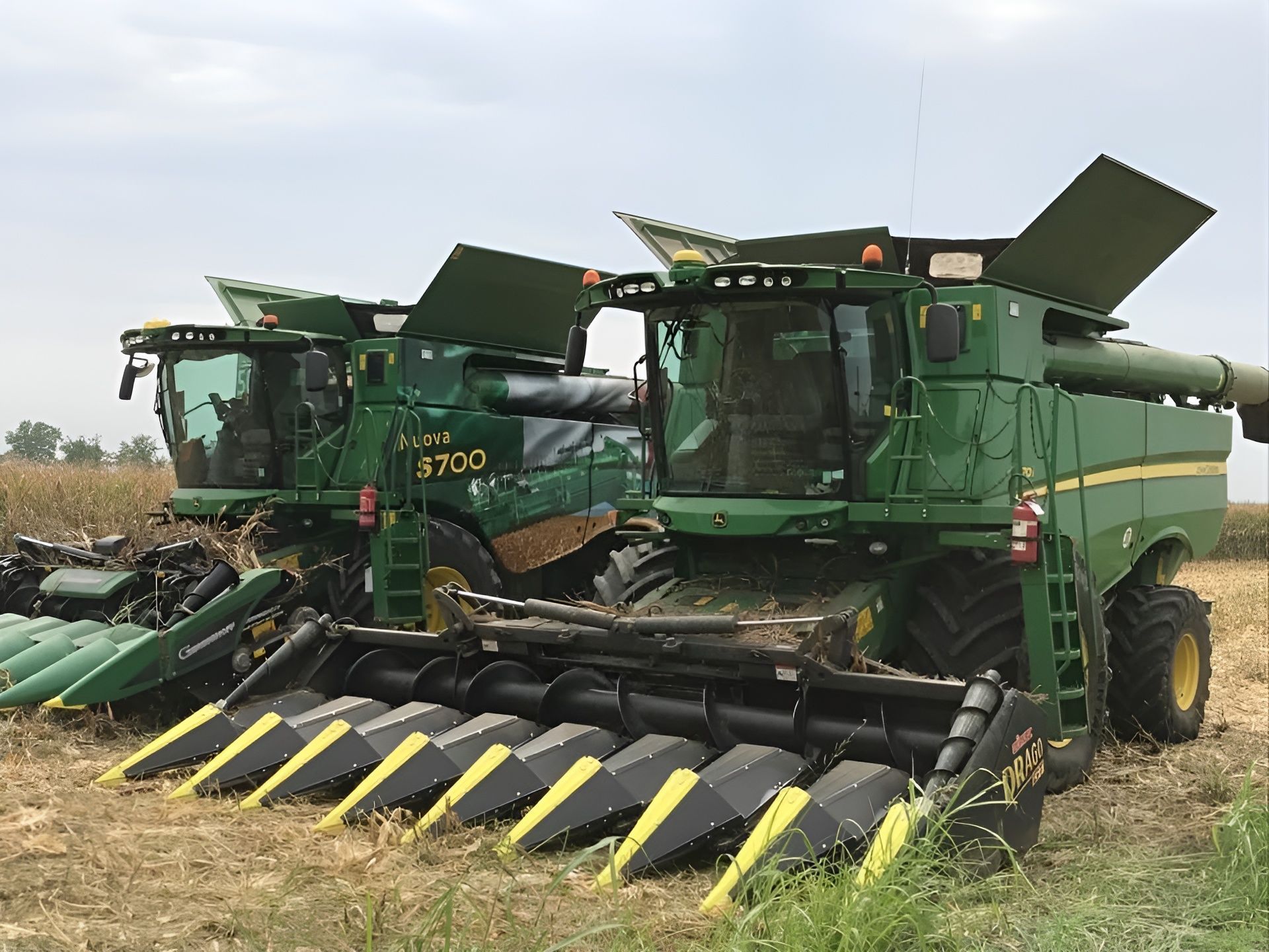 Due mietitrebbie John Deere sono parcheggiate in un campo.
