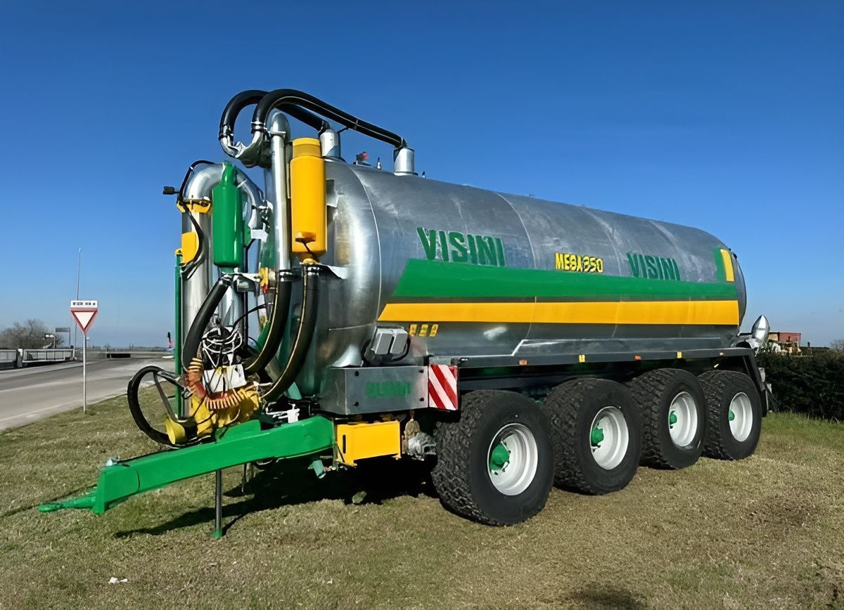 Una cisterna Visoni è parcheggiata in un campo erboso