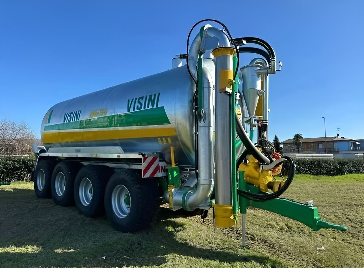 Una grande autocisterna è parcheggiata in un campo erboso.