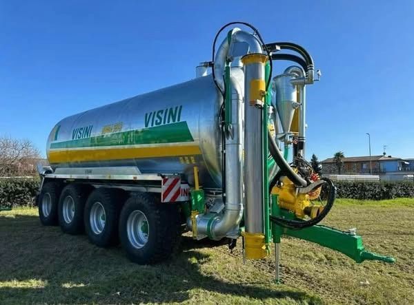 Un'autocisterna è parcheggiata in un campo erboso.