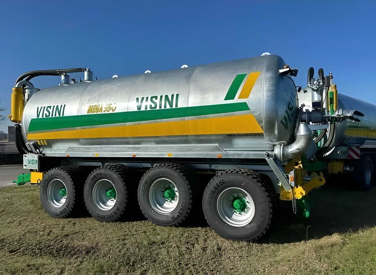 Un'autocisterna con la scritta visini sul lato