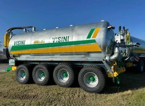 Un camion Visini è parcheggiato in un campo erboso