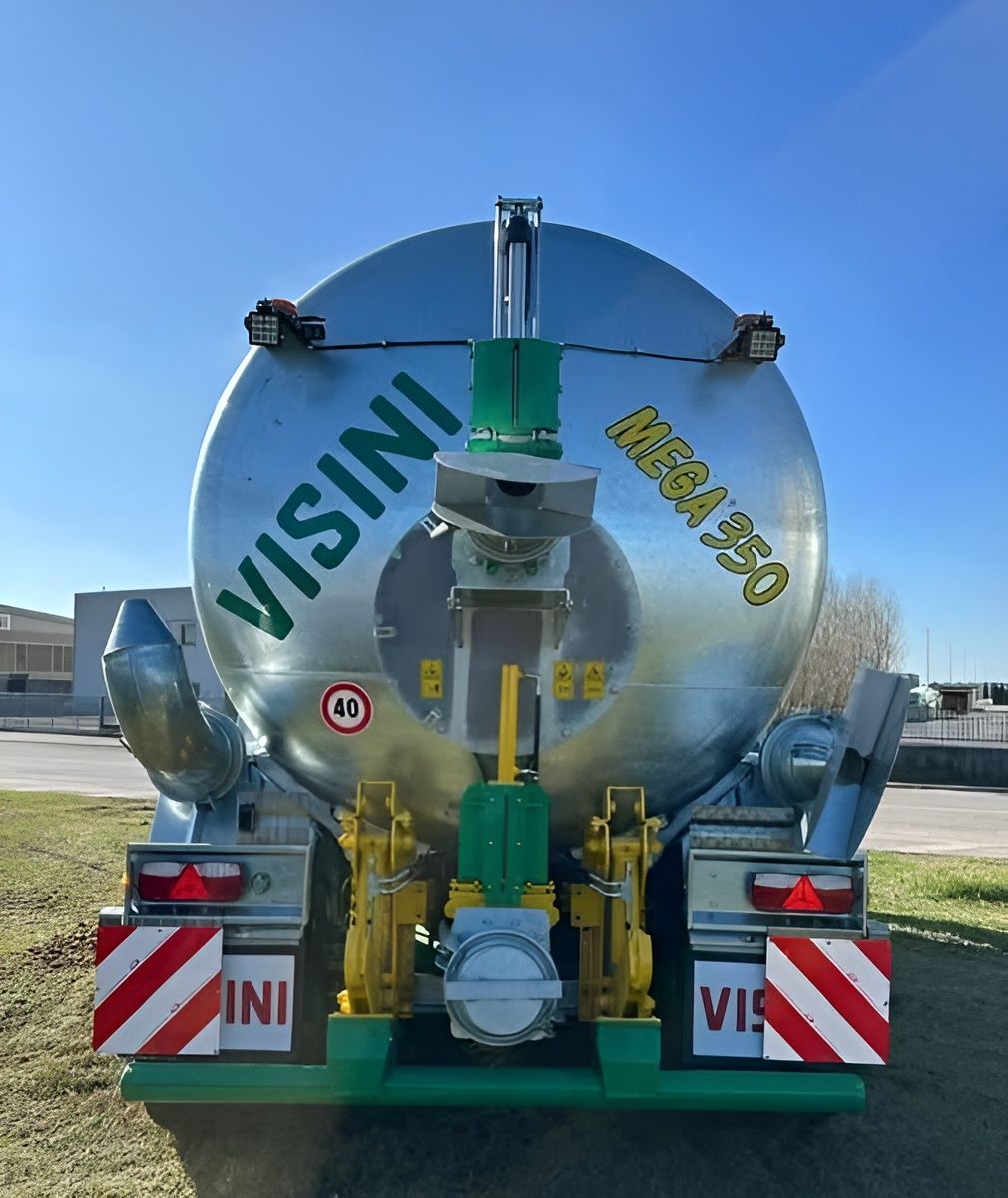 Un camion argentato con la scritta visini sul retro