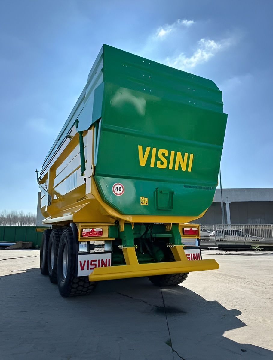 Un camion verde e giallo con la scritta visini sul retro