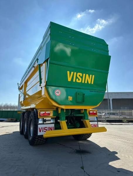 Un camion verde e giallo con la scritta visini sul retro