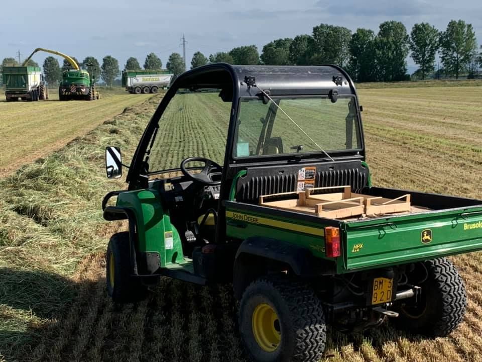 Un veicolo utilitario John Deere è parcheggiato in un campo