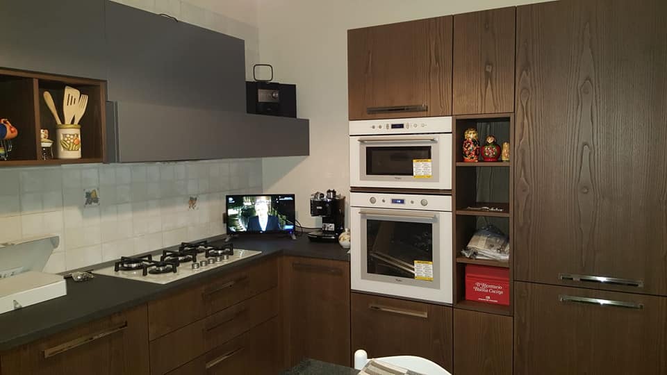 cucina con pensili in legno e forno a incasso