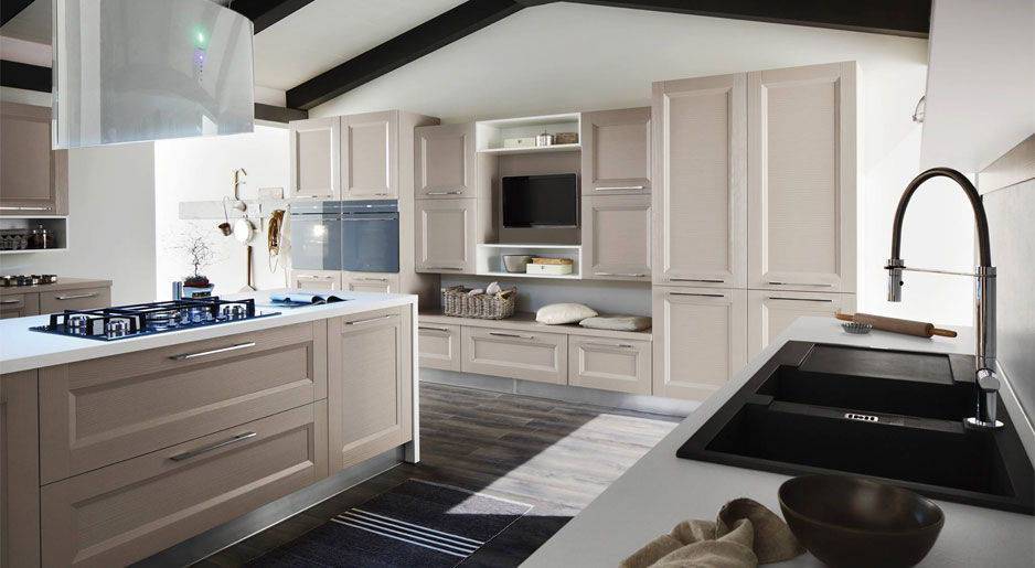 cucina con isola e pensili beige