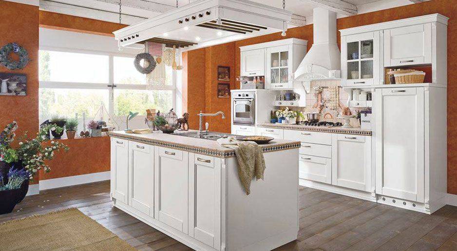 cucina in stile classico con isola e arredi bianchi