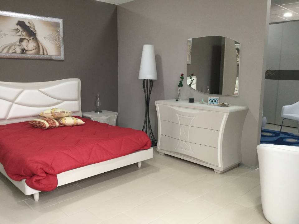 camera da letto in stile moderno con mobili bianchi