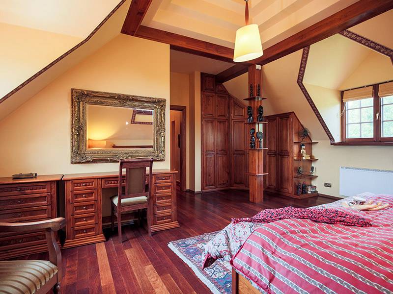 camera da letto classica con parquet e arredi in legno