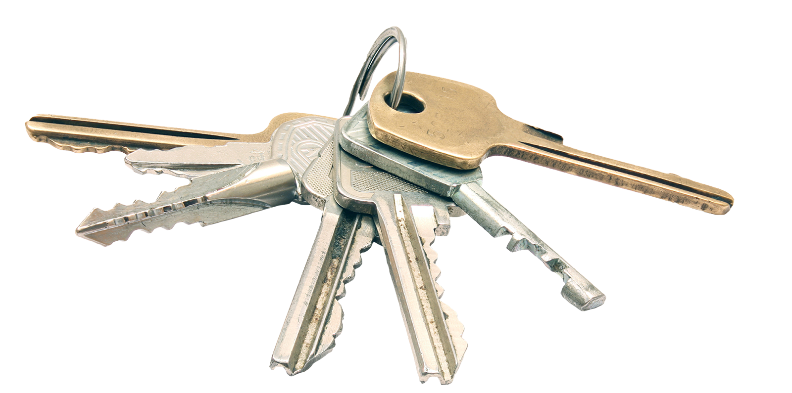 Un llavero con varias llaves de metal, algunas plateadas y una dorada, sobre un fondo blanco.