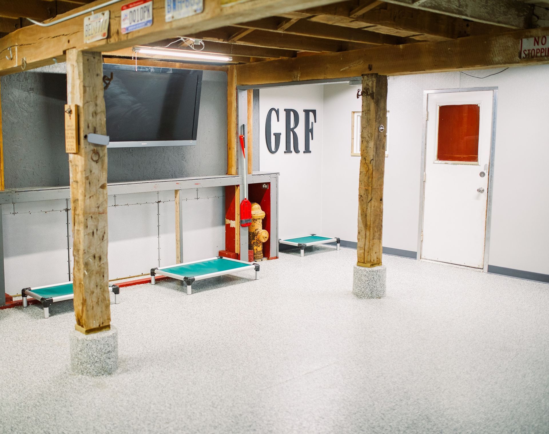 A room with a fire hydrant and the word grf on the wall