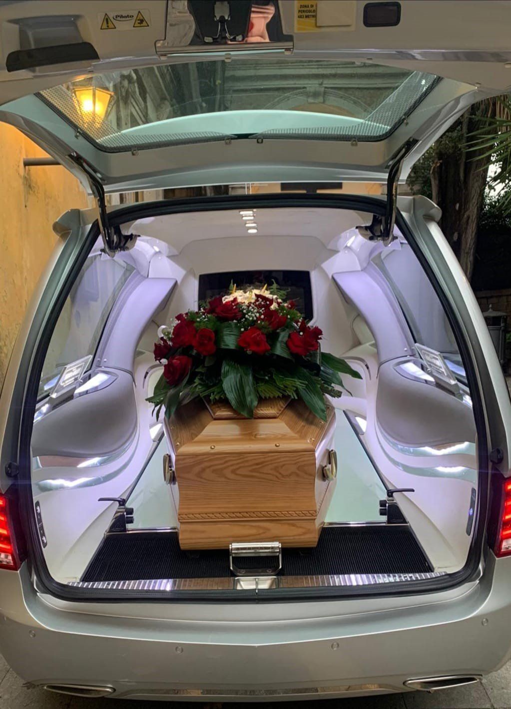 Carro funebre con baule aperto