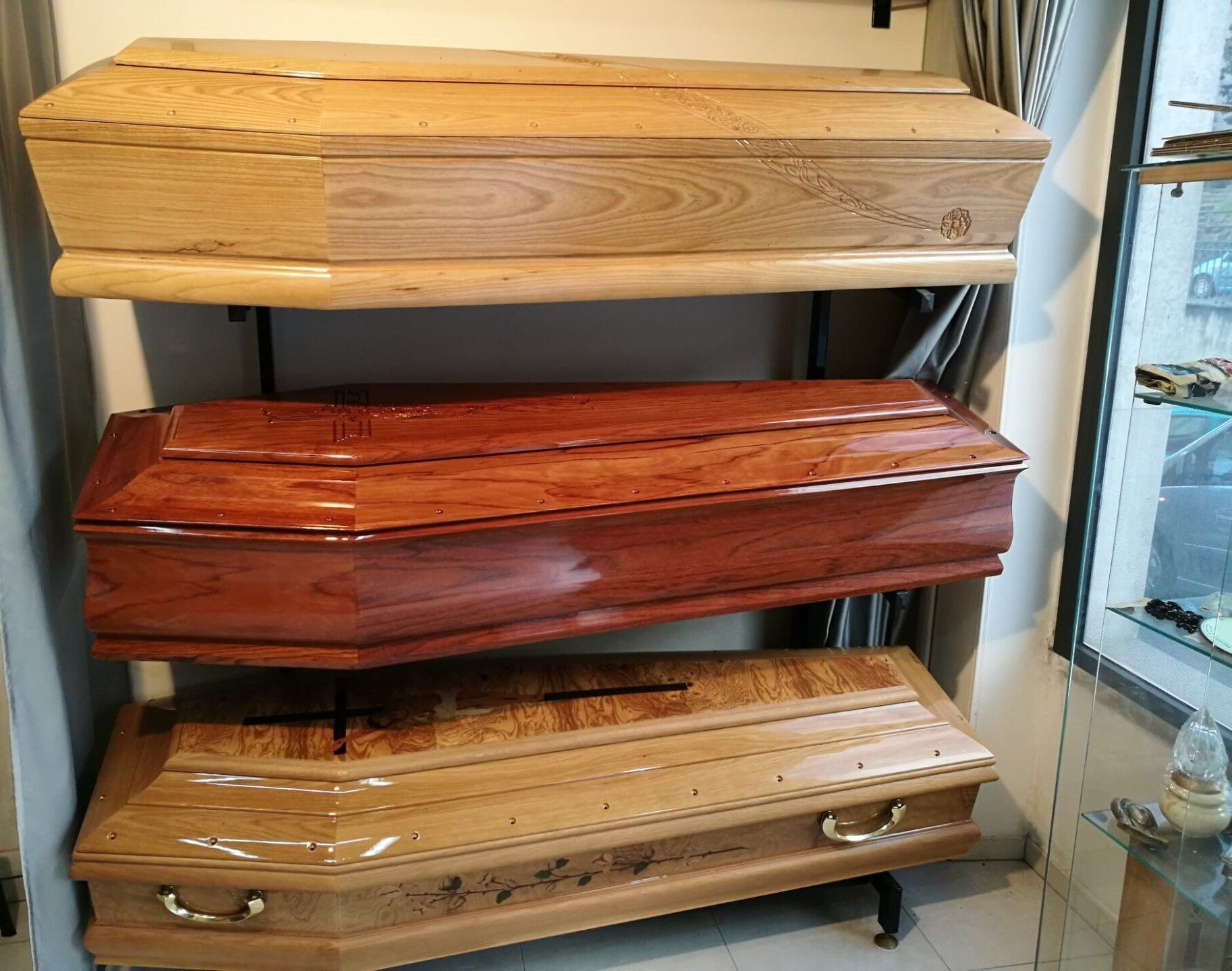 Tre bare di legno esposte