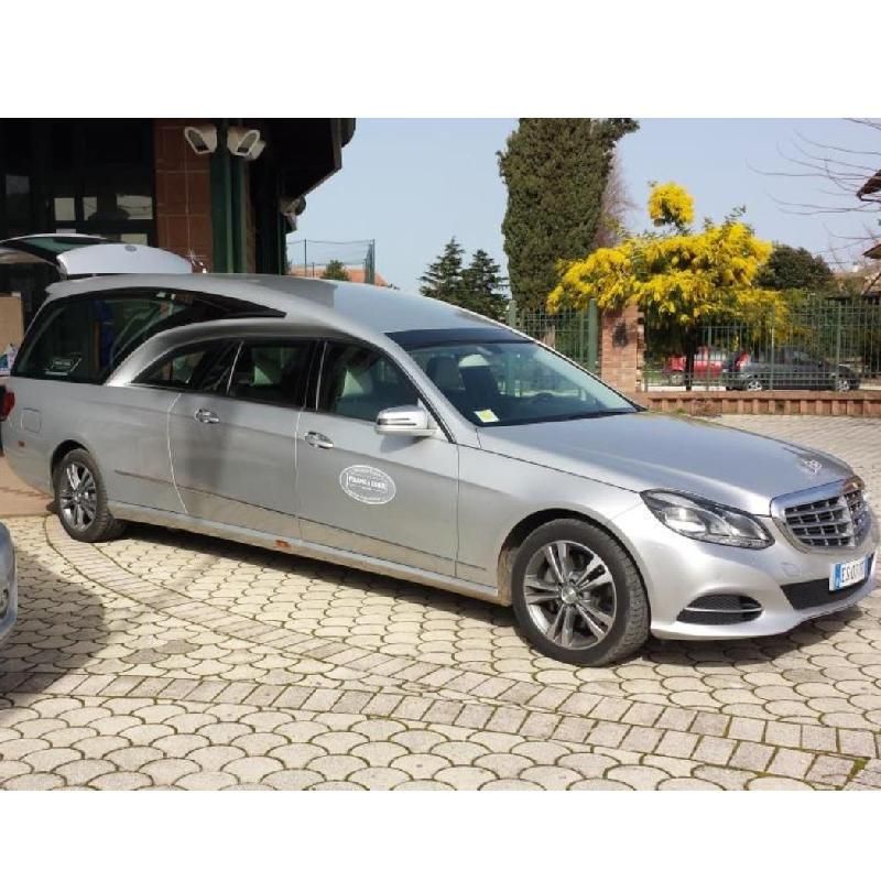 Un carro funebre argentato 