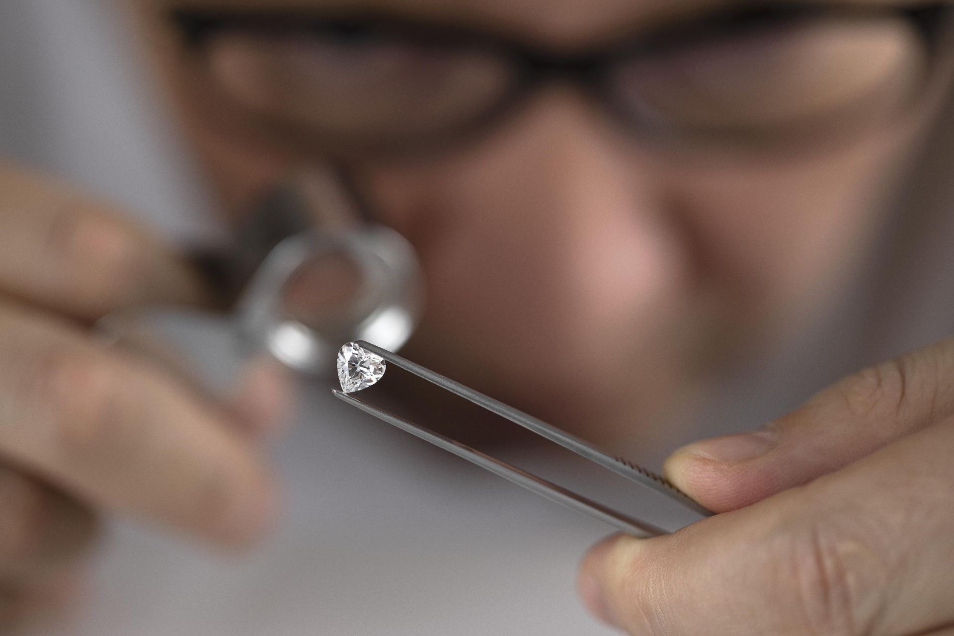 Diamante tenuto in una pinzetta