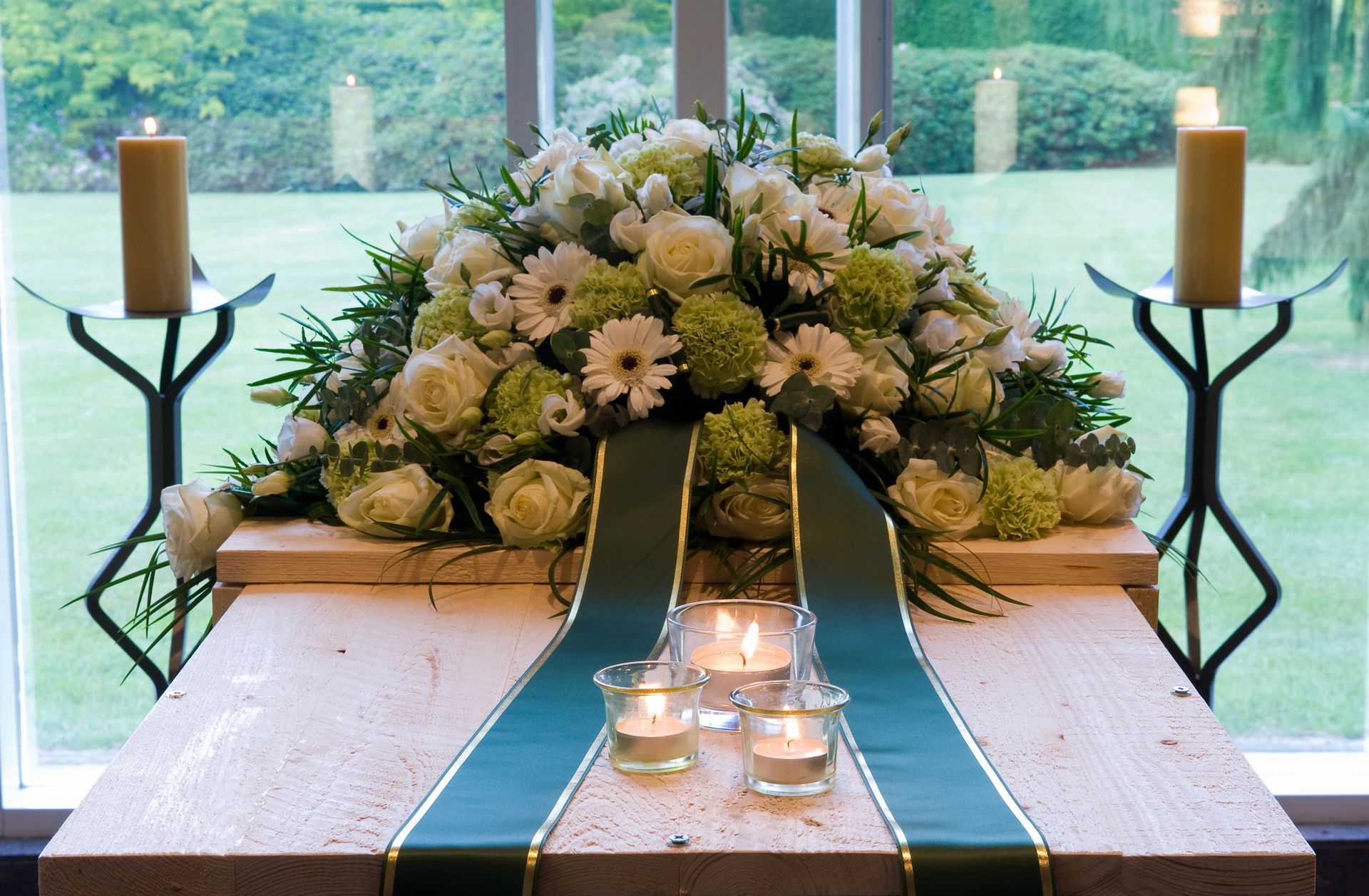 Bara con composizione floreale bianca