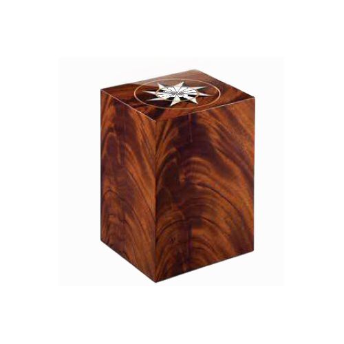 Cubo di legno con intarsio a forma di stella