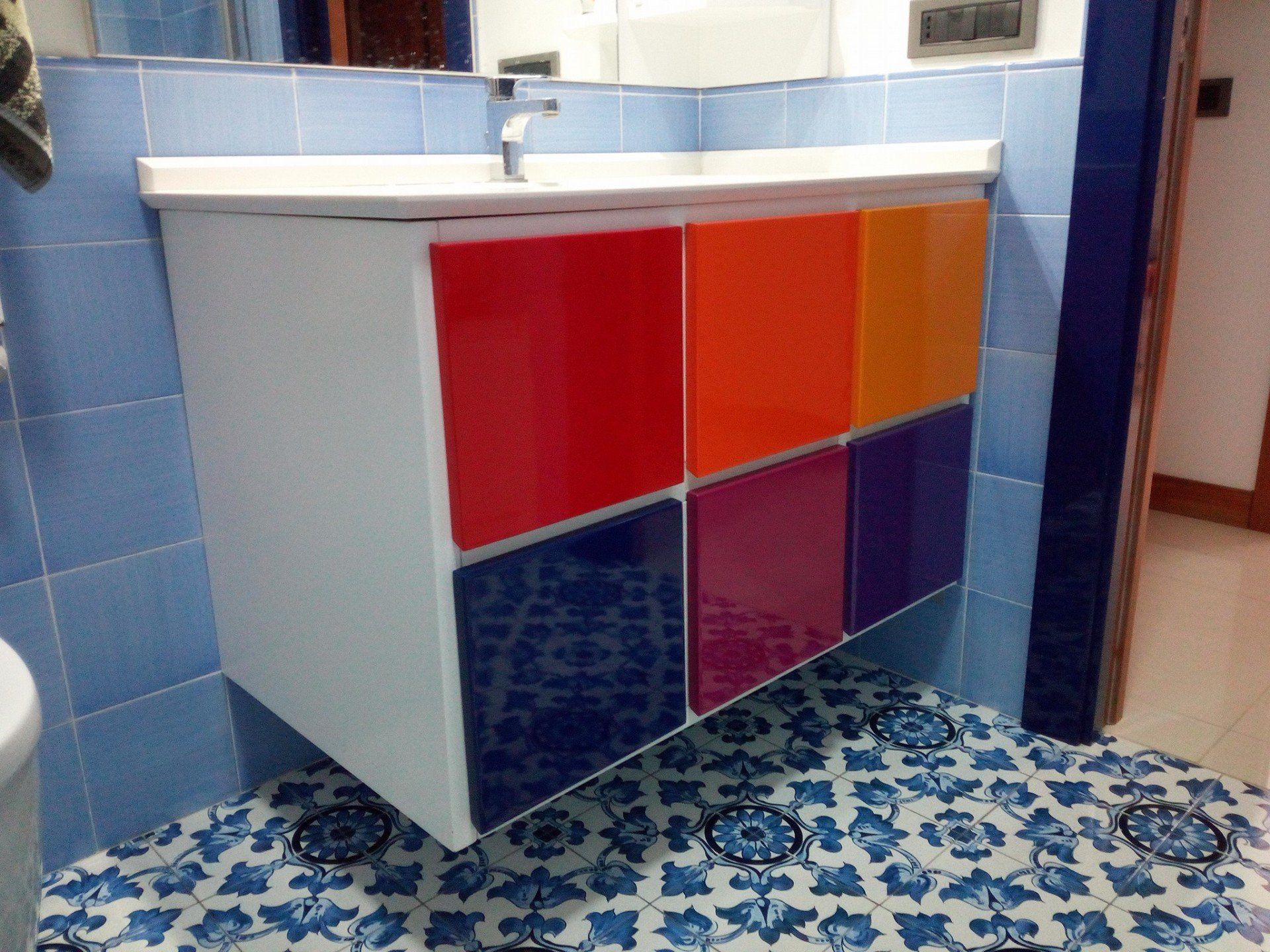 arredo bagno colorato lavandino