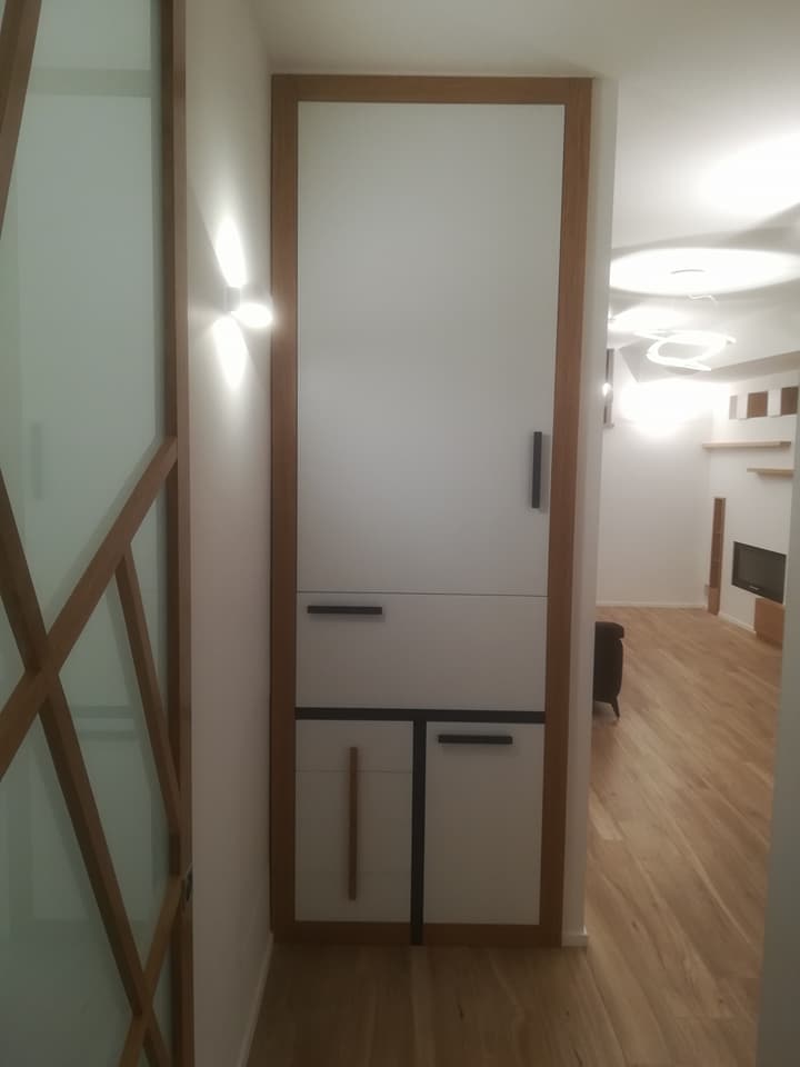 mobile in legno maniglie scure