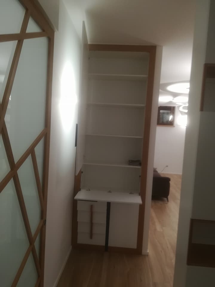 mobile in legno maniglie scure aperto