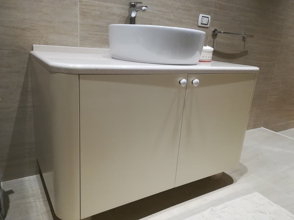 soluzioni di arredo bagno in legno su misura
