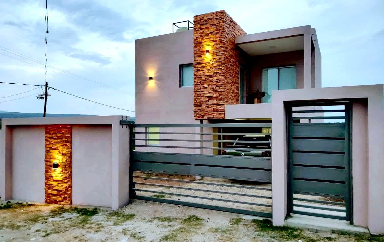 Casa moderna de dos pisos con pared de acento de ladrillo