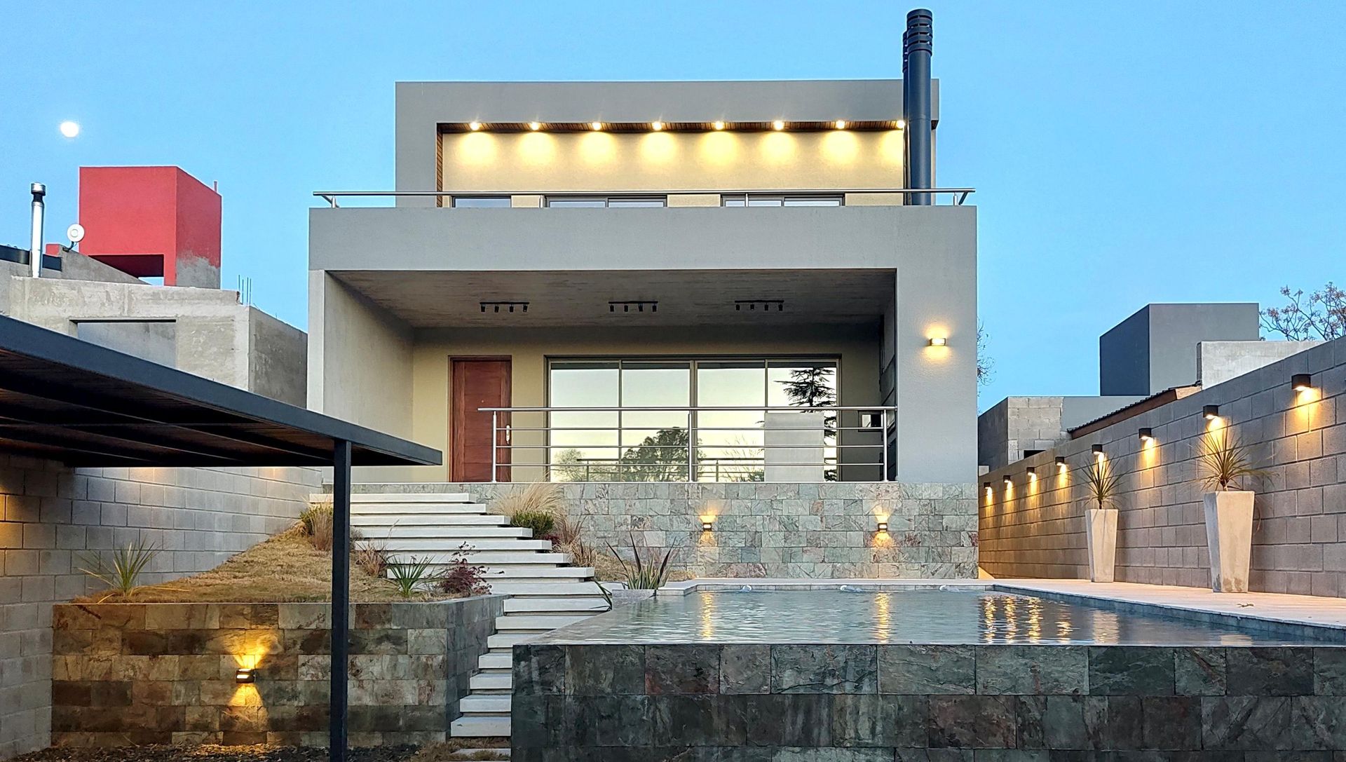 Moderna casa de dos plantas con fachada de piedra