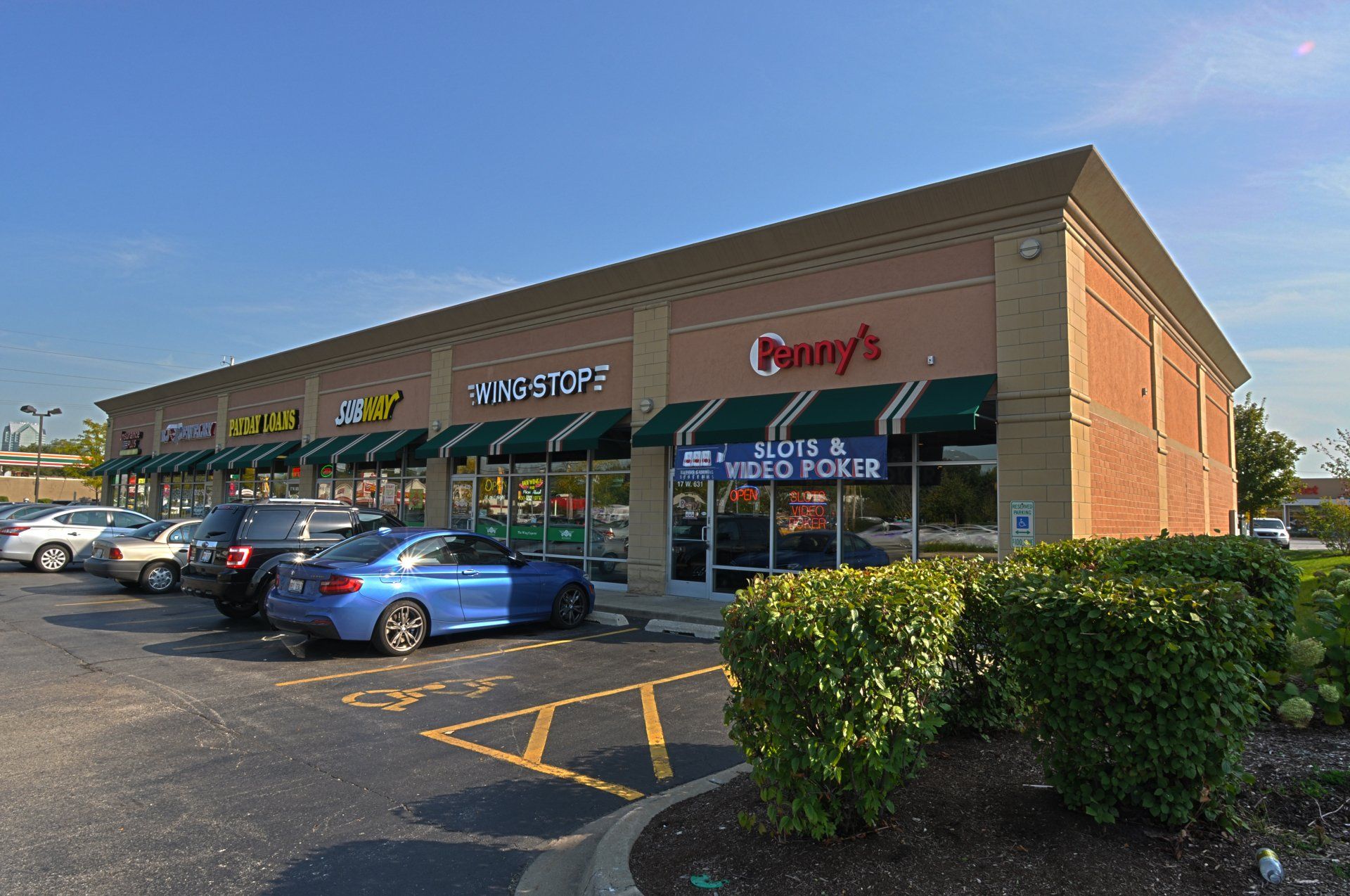 A parking lot with cars parked in front of a store called penny 's
