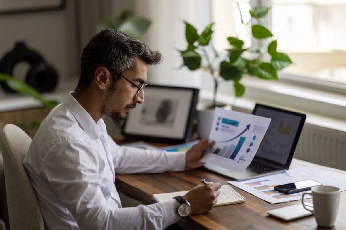 Agente de viagens analisando pagamentos e prevenindo chargeback em vendas de passagens aéreas.