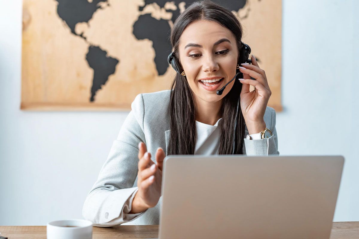 Agente de viagens analisando reservas aéreas no computador para evitar churning e custos extras.