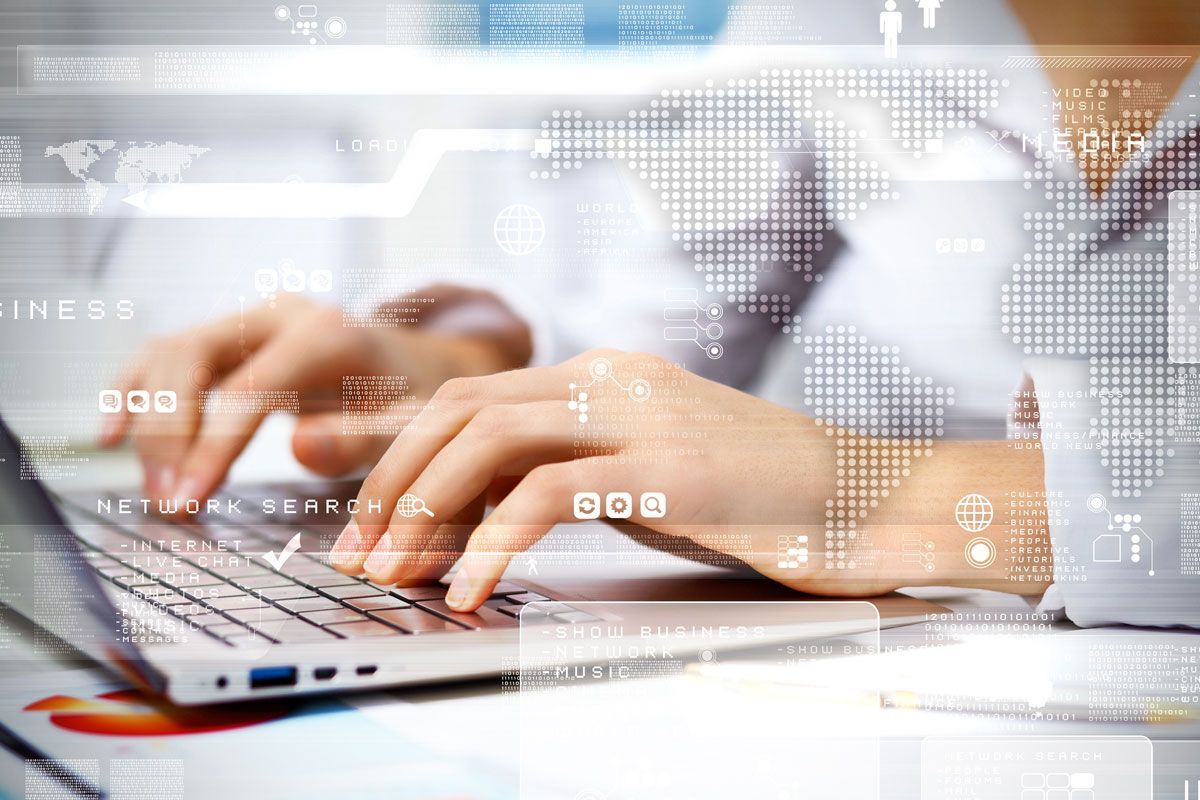 Agente de viagens cadastrando telefone e e-mail do passageiro em sistema de reservas aéreas.