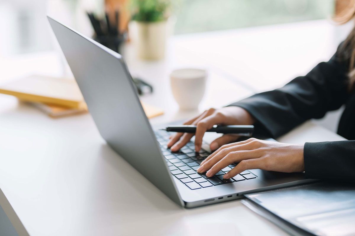 Agente de viagens utilizando sistema NDC para consultar tarifas aéreas, assentos e serviços.