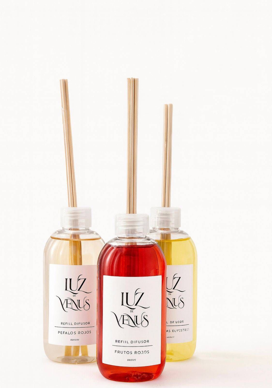 Tres botellas de difusores de varillas de caña, diferentes colores.