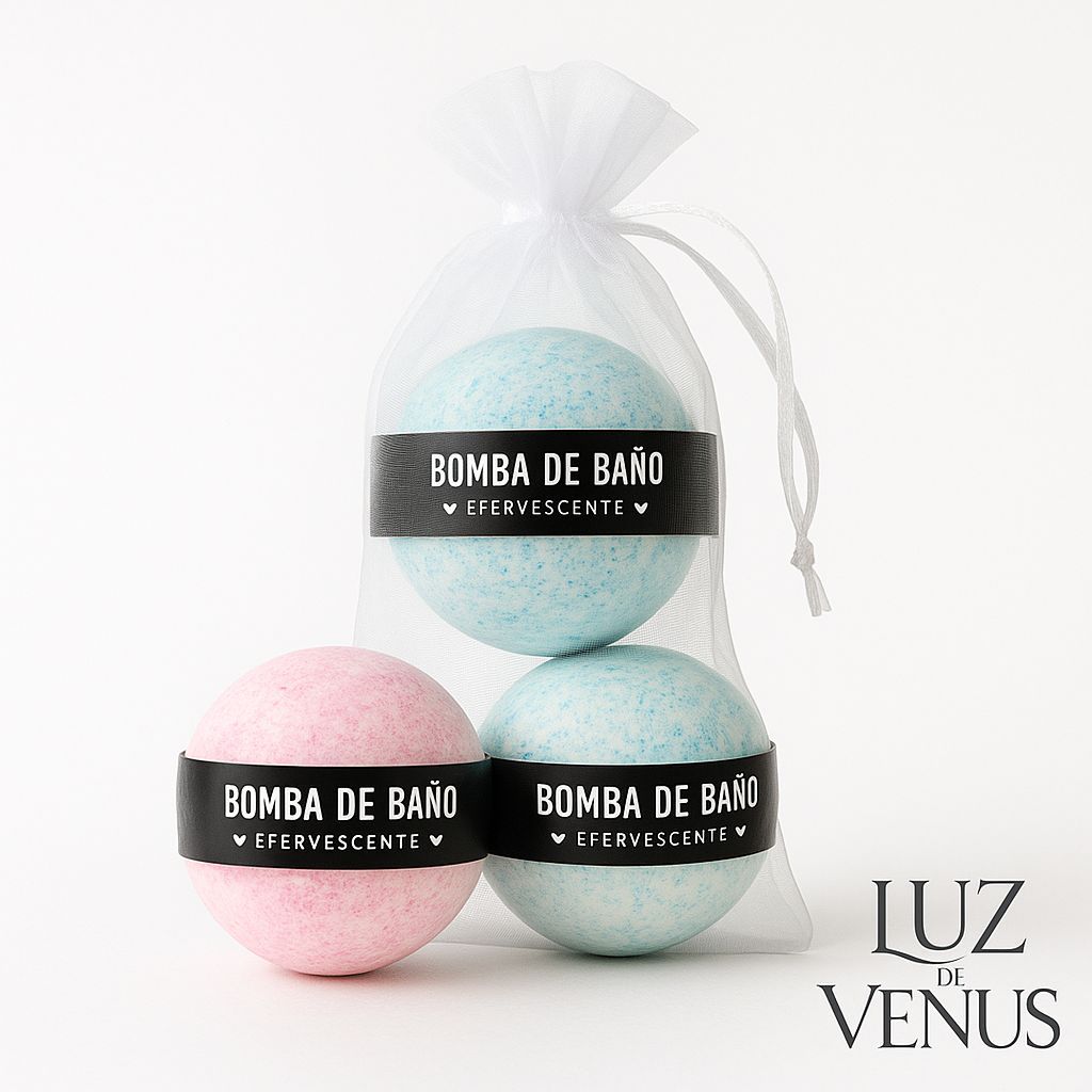 Tres bombas de baño pastel en una bolsa transparente con etiquetas negras. Llevan la inscripción "Bomba de Baño".
