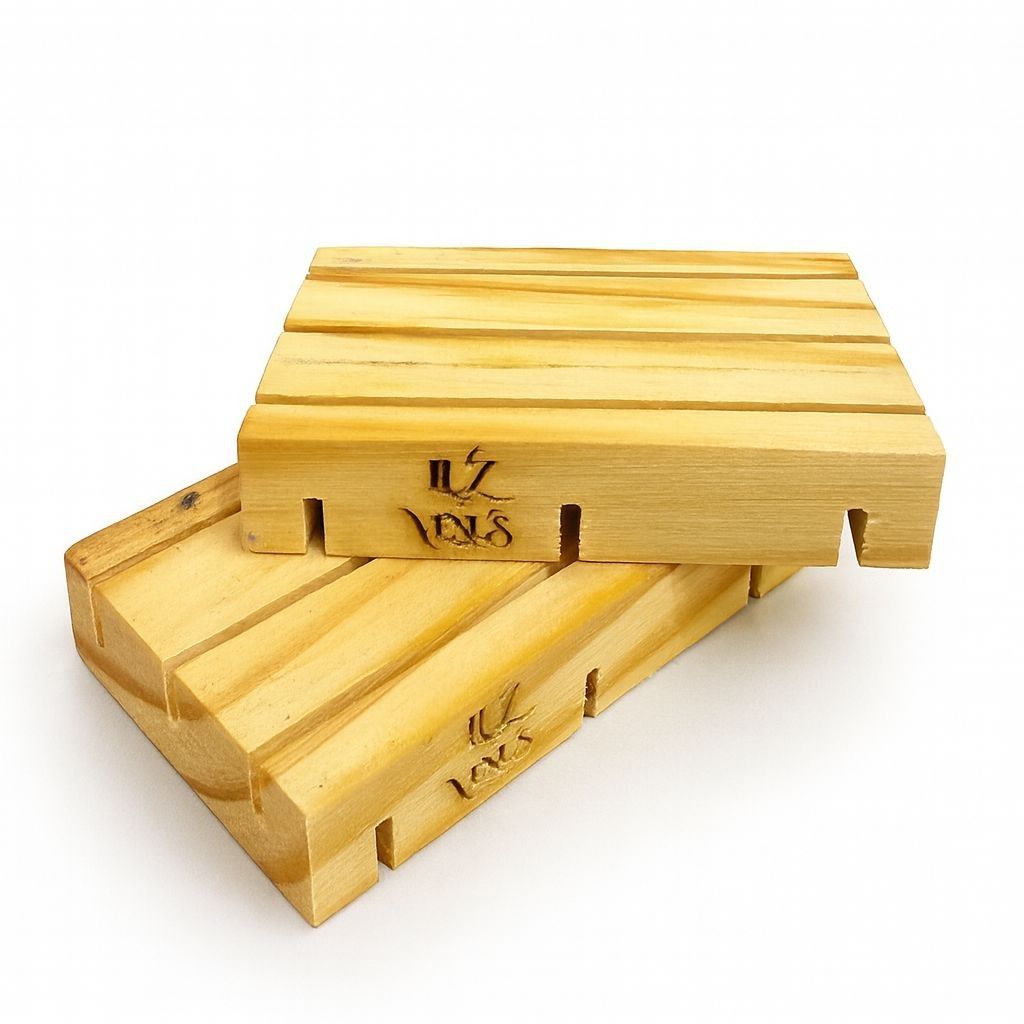 Dos jaboneras de madera apiladas; madera clara con ranuras talladas y logotipo.