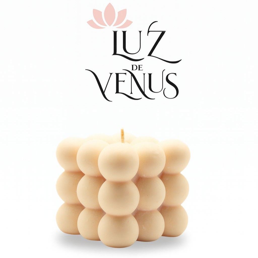 Vela cubo de color crema con esferas tipo burbujas, bajo el logo “Luz de Venus”, sobre fondo blanco.