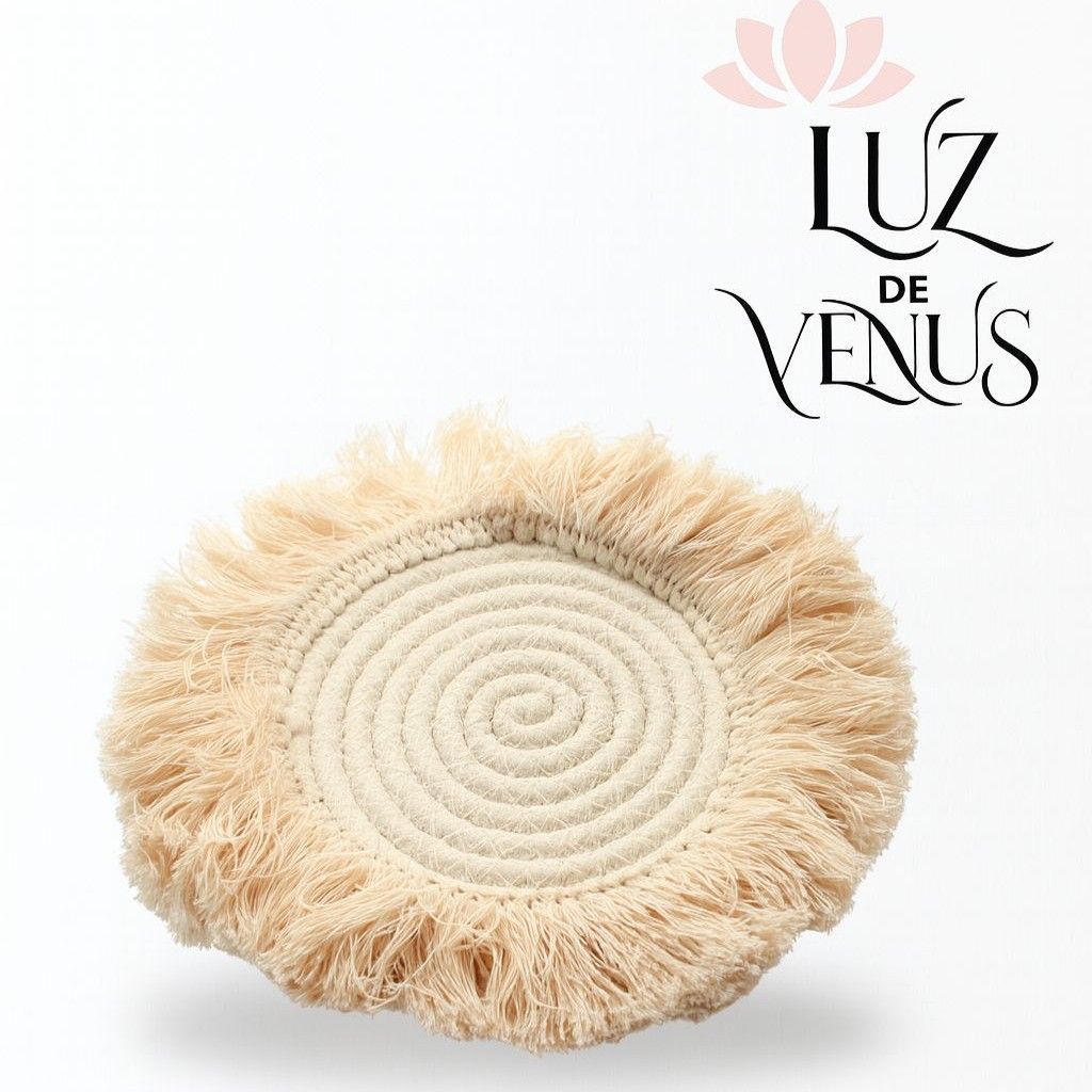 Posavasos tejido beige con flecos, centro en espiral y logo "Luz de Venus".