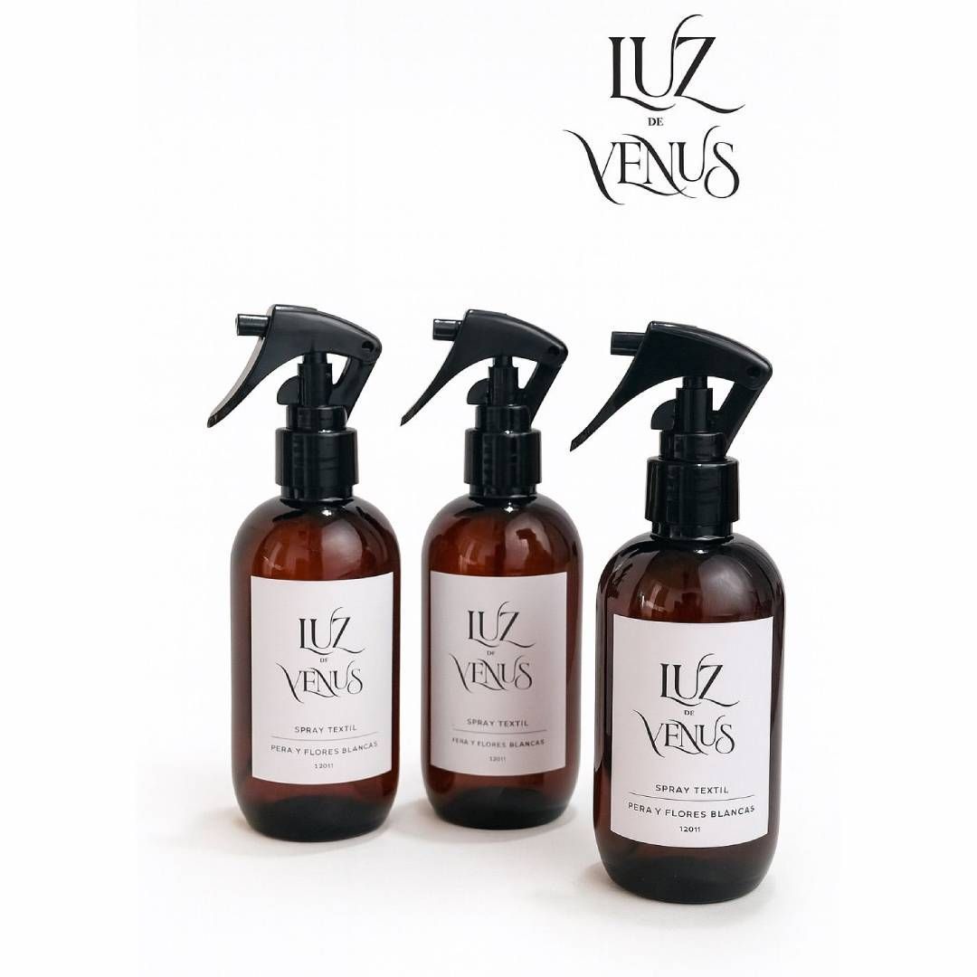 Tres botellas spray de color marrón con etiquetas bajo el logo “Luz de Venus” sobre fondo blanco.