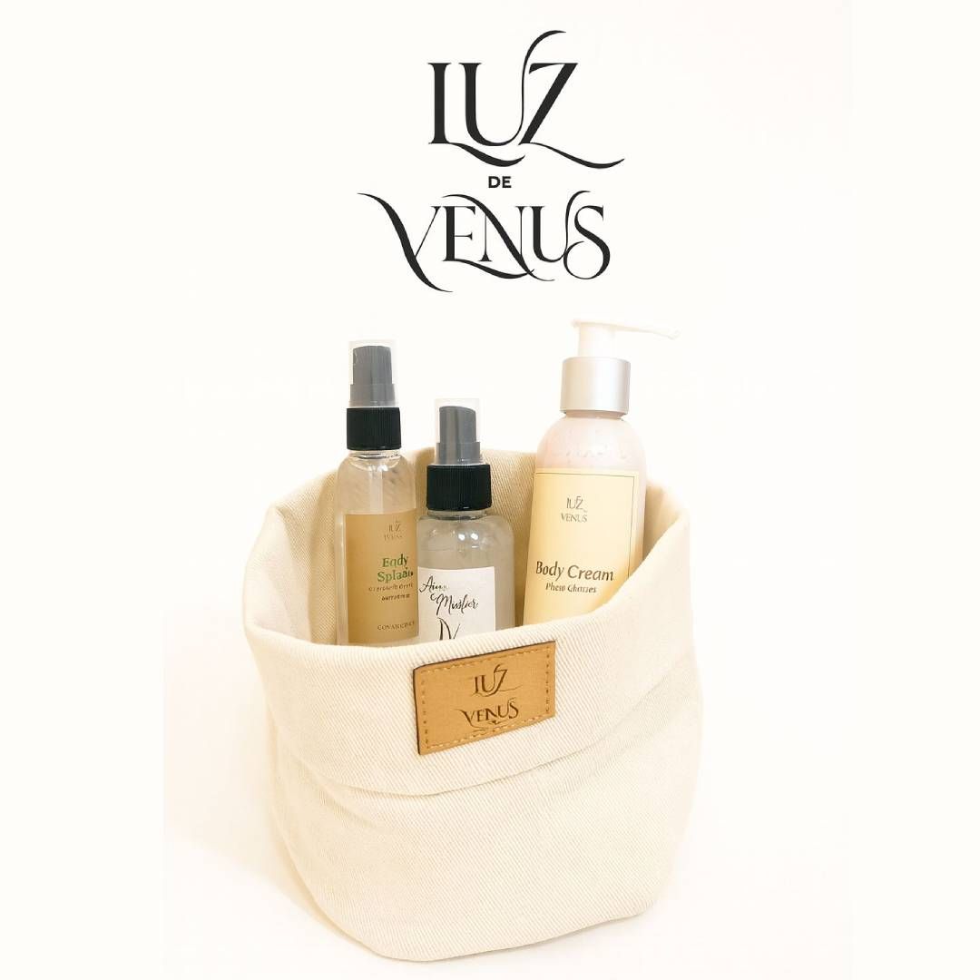 Cesta de color crema con productos de cuidado de la piel en su interior, y un logo que dice “Luz de Venus” encima.