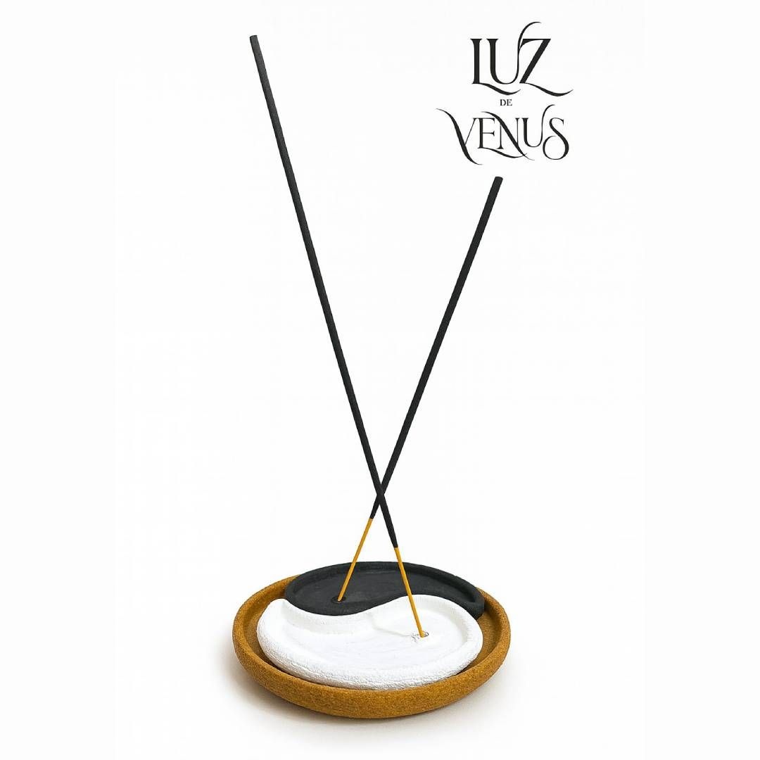 Varitas de incienso en soporte yin yang, color blanco y negro, con logo “Luz Venus”.