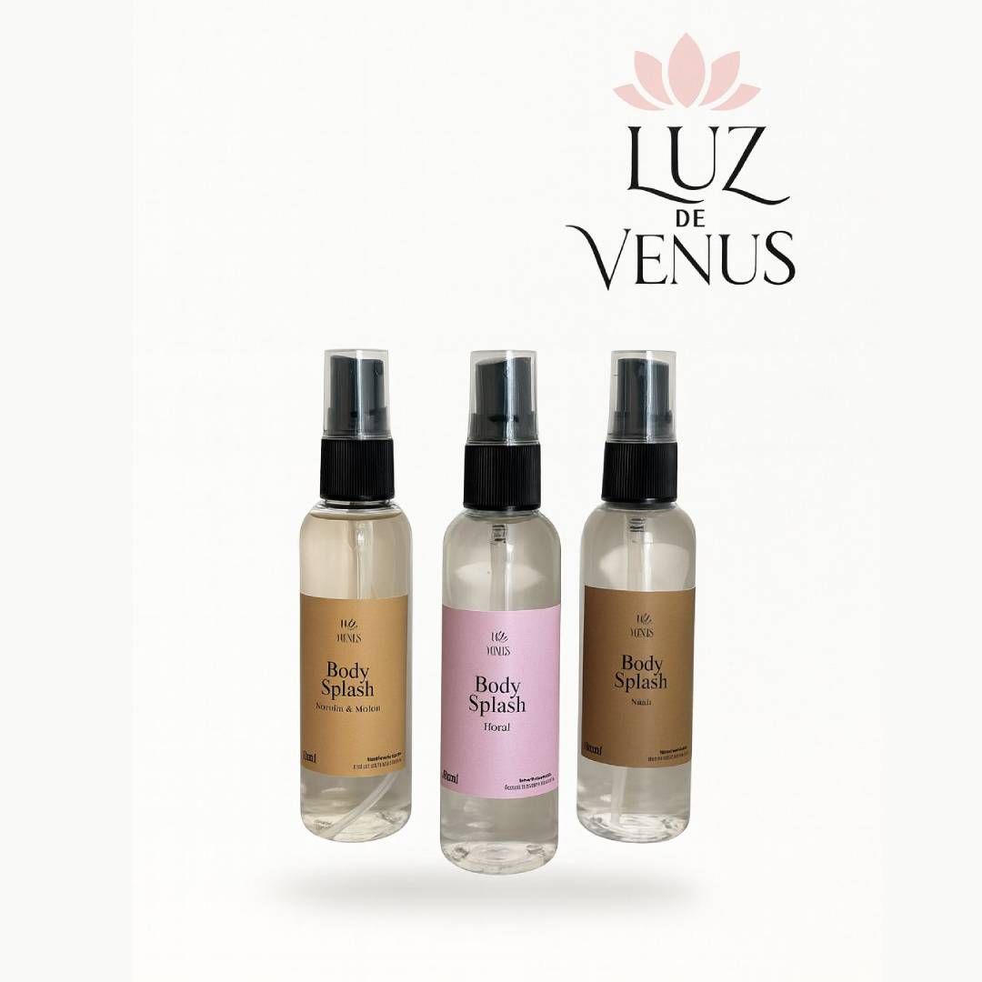 Tres botellas de body splash Luz de Venus en fila; etiquetas neutras y rosas.