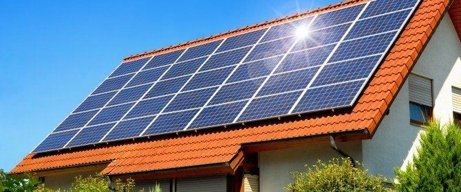 dei pannelli solari sul tetto di una casa