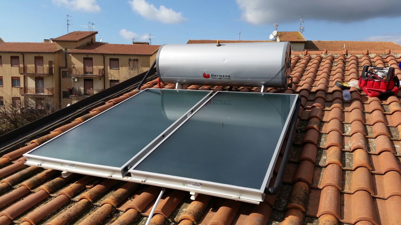 dei pannelli solari su un tetto