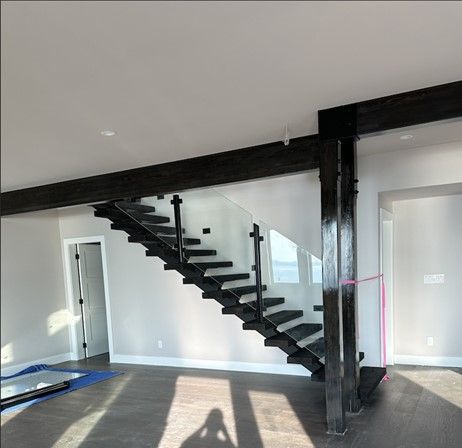 black 1 level mono stringer staircase