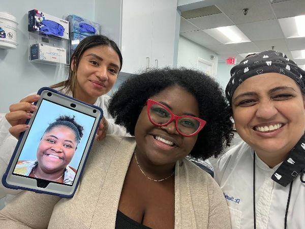 Doctor with patients - selfie corner